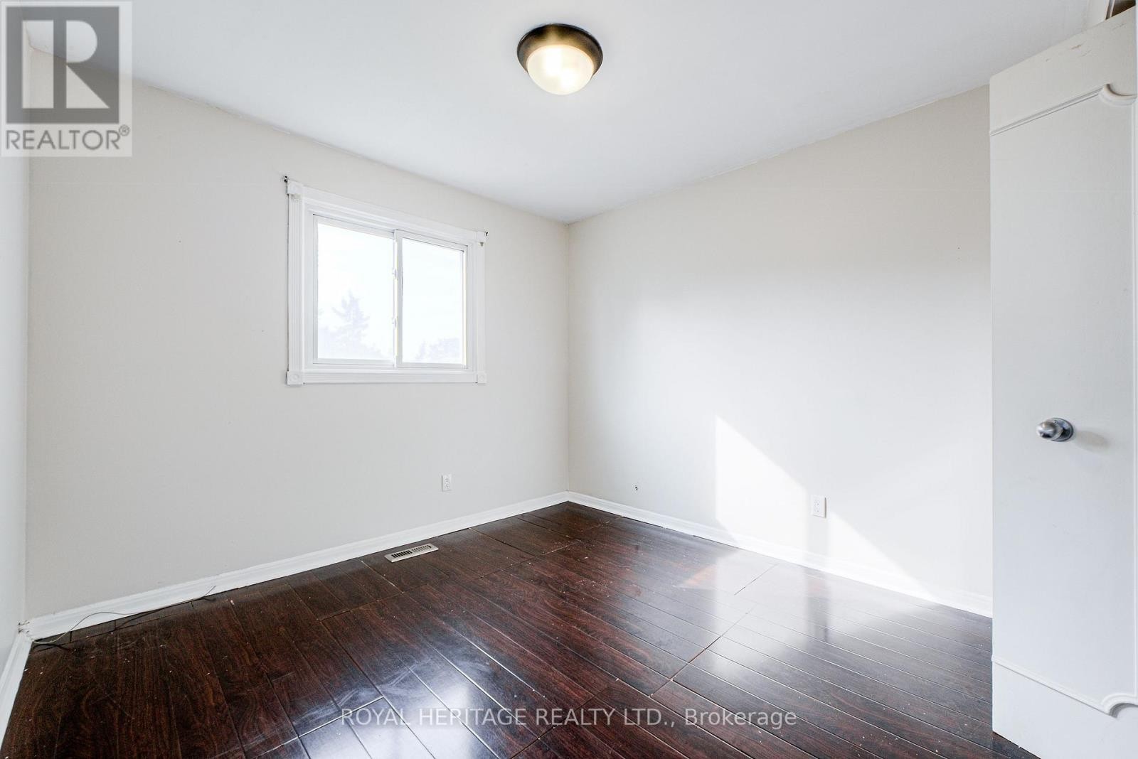 












586 CREEKVIEW CIRCLE

,
Pickering (West Shore),




Ontario
L1W3E4

