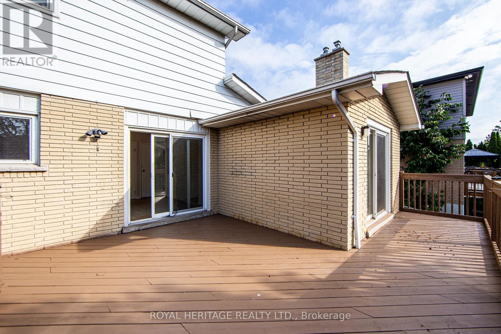 












586 CREEKVIEW CIRCLE

,
Pickering (West Shore),




Ontario
L1W3E4

