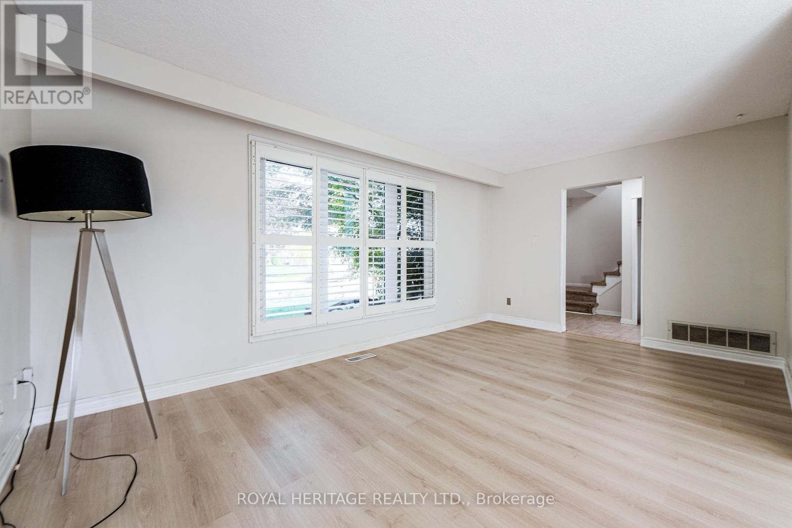 












586 CREEKVIEW CIRCLE

,
Pickering (West Shore),




Ontario
L1W3E4

