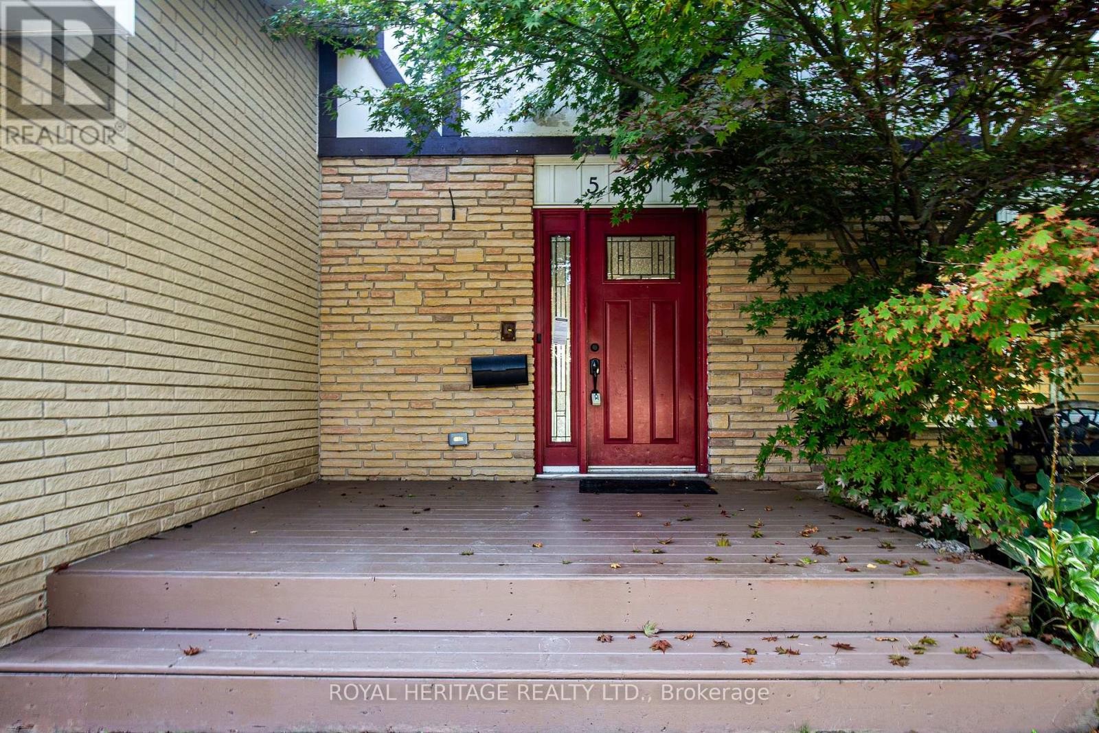 












586 CREEKVIEW CIRCLE

,
Pickering (West Shore),




Ontario
L1W3E4

