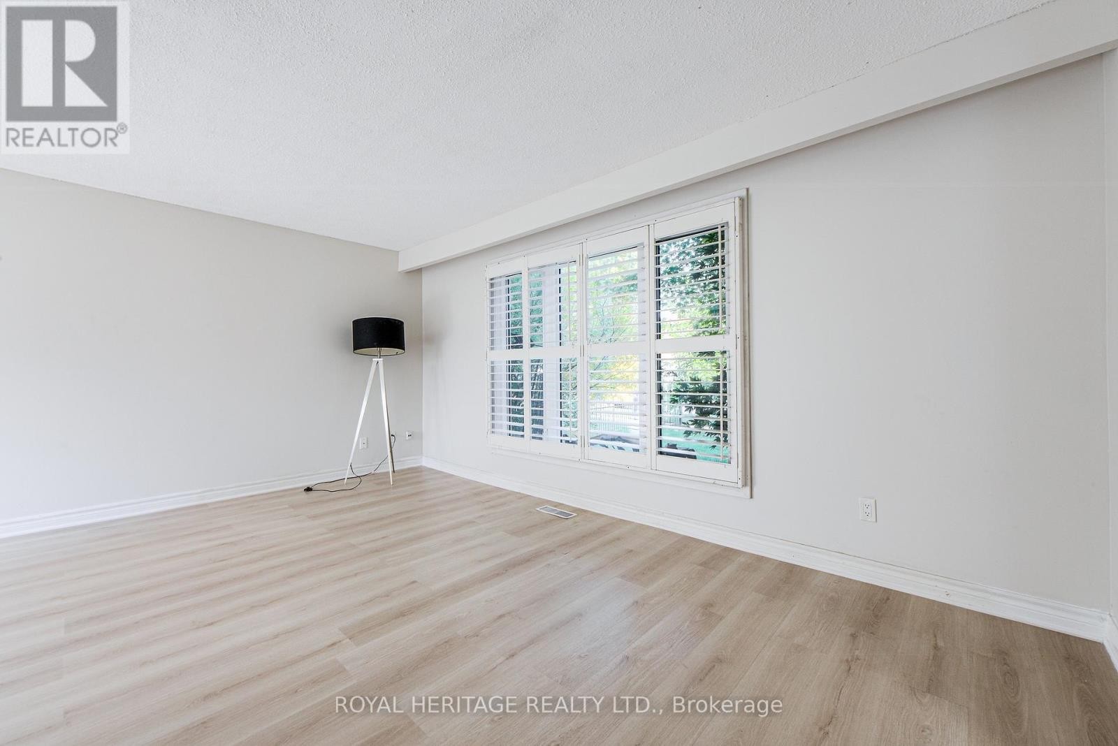 












586 CREEKVIEW CIRCLE

,
Pickering (West Shore),




Ontario
L1W3E4

