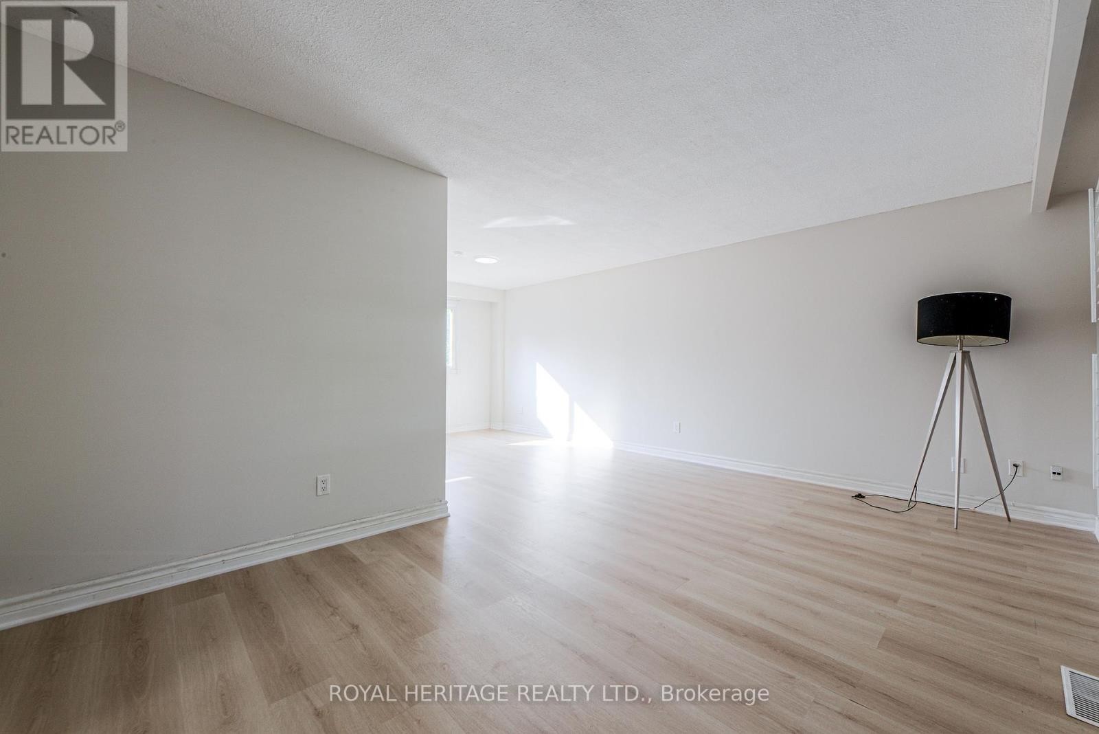 












586 CREEKVIEW CIRCLE

,
Pickering (West Shore),




Ontario
L1W3E4

