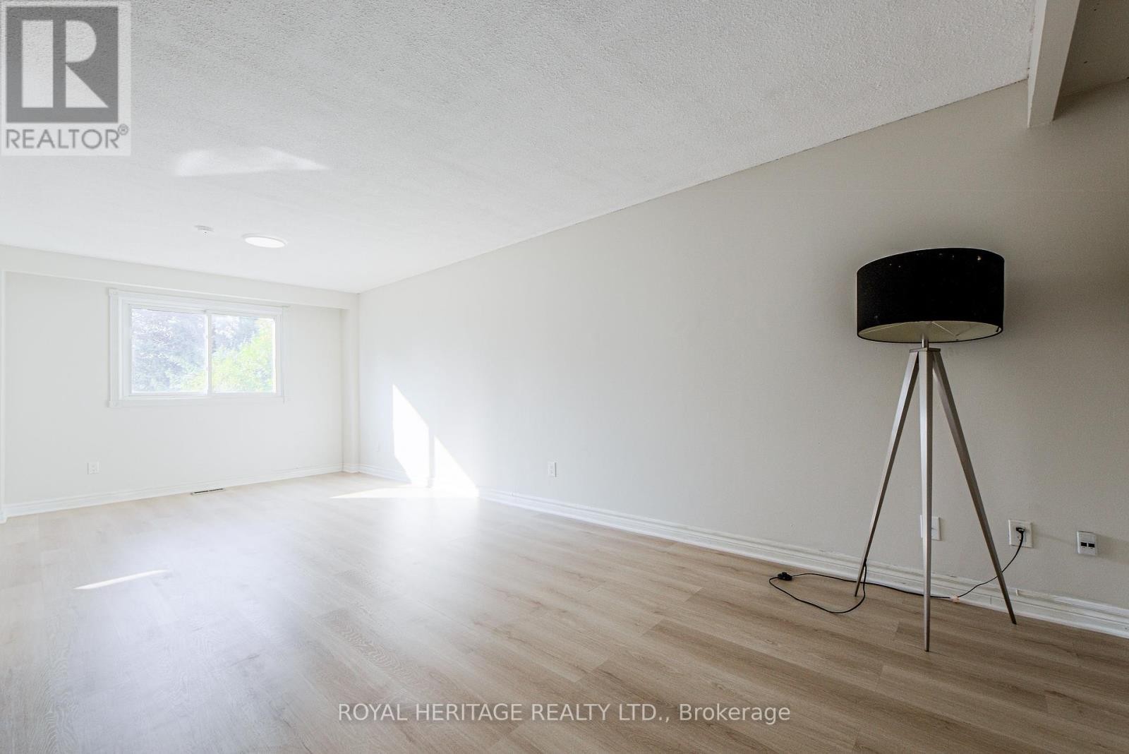 












586 CREEKVIEW CIRCLE

,
Pickering (West Shore),




Ontario
L1W3E4

