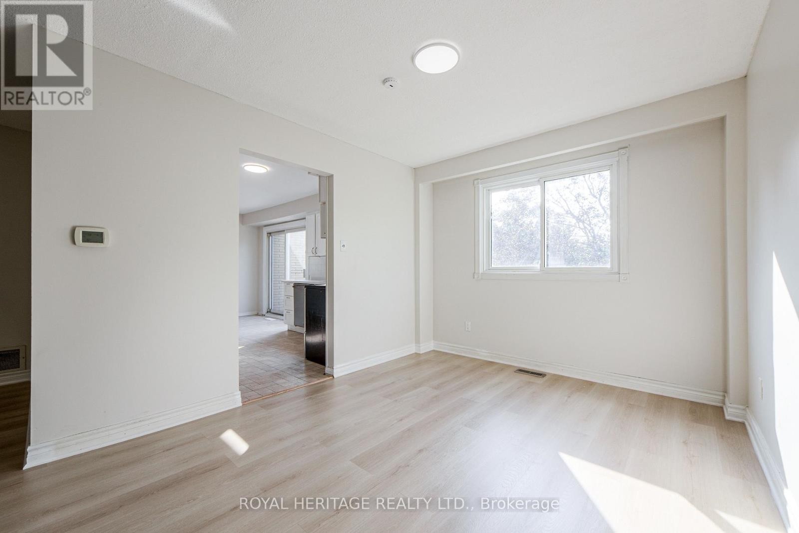 












586 CREEKVIEW CIRCLE

,
Pickering (West Shore),




Ontario
L1W3E4

