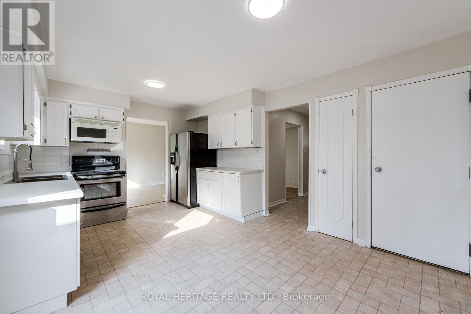 












586 CREEKVIEW CIRCLE

,
Pickering (West Shore),




Ontario
L1W3E4

