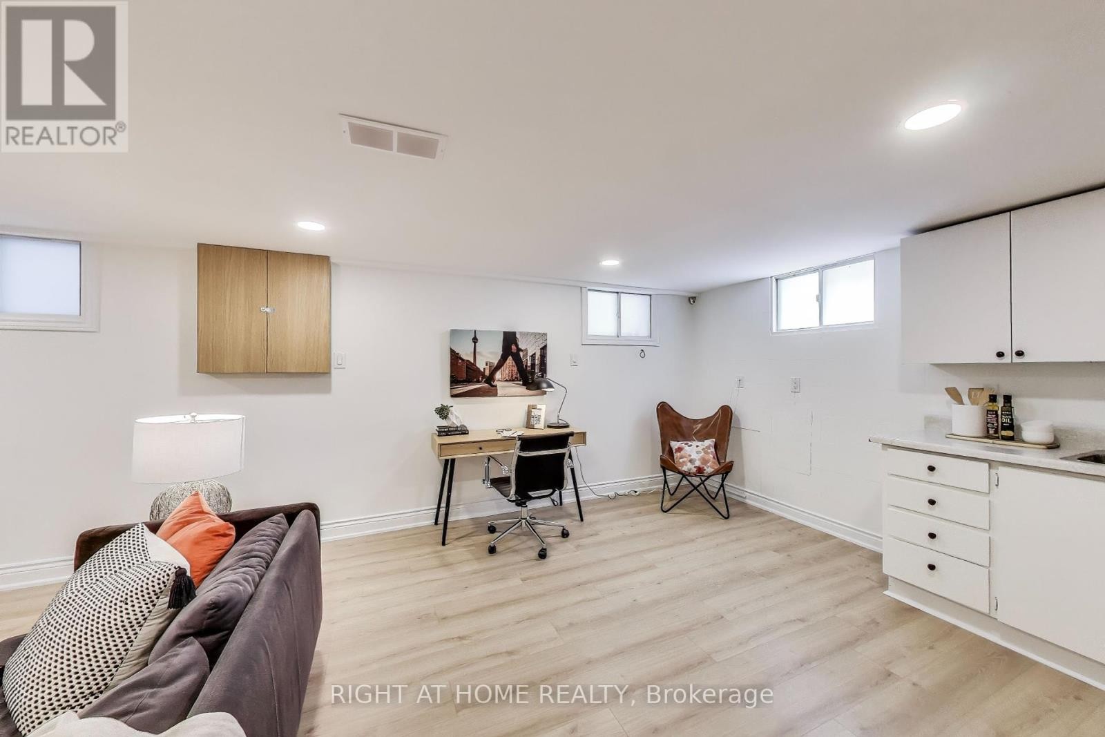 












1071 CRAVEN ROAD

,
Toronto (Greenwood-Coxwell),




Ontario
M4J4V7

