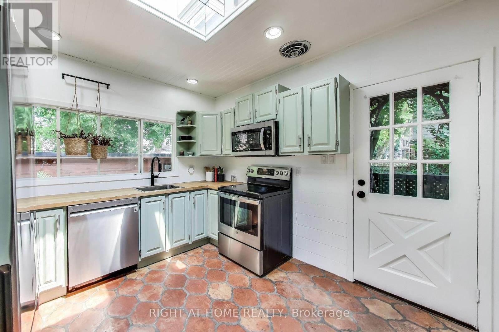 












1071 CRAVEN ROAD

,
Toronto (Greenwood-Coxwell),




Ontario
M4J4V7

