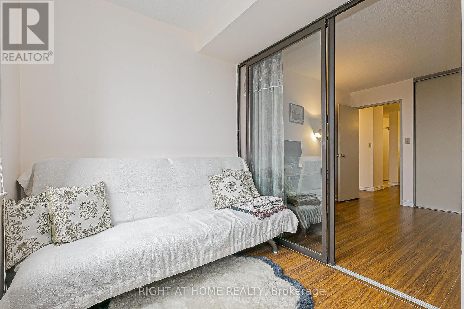 












802 - 55 BAMBURGH CIRCLE

,
Toronto (Steeles),




Ontario
M1W3V4

