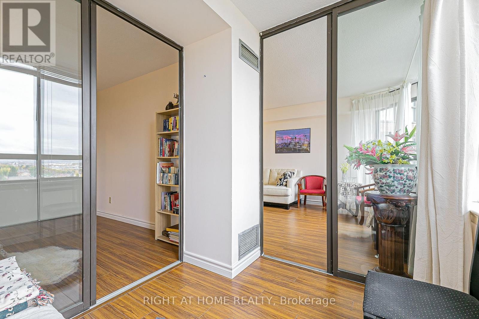 












802 - 55 BAMBURGH CIRCLE

,
Toronto (Steeles),




Ontario
M1W3V4

