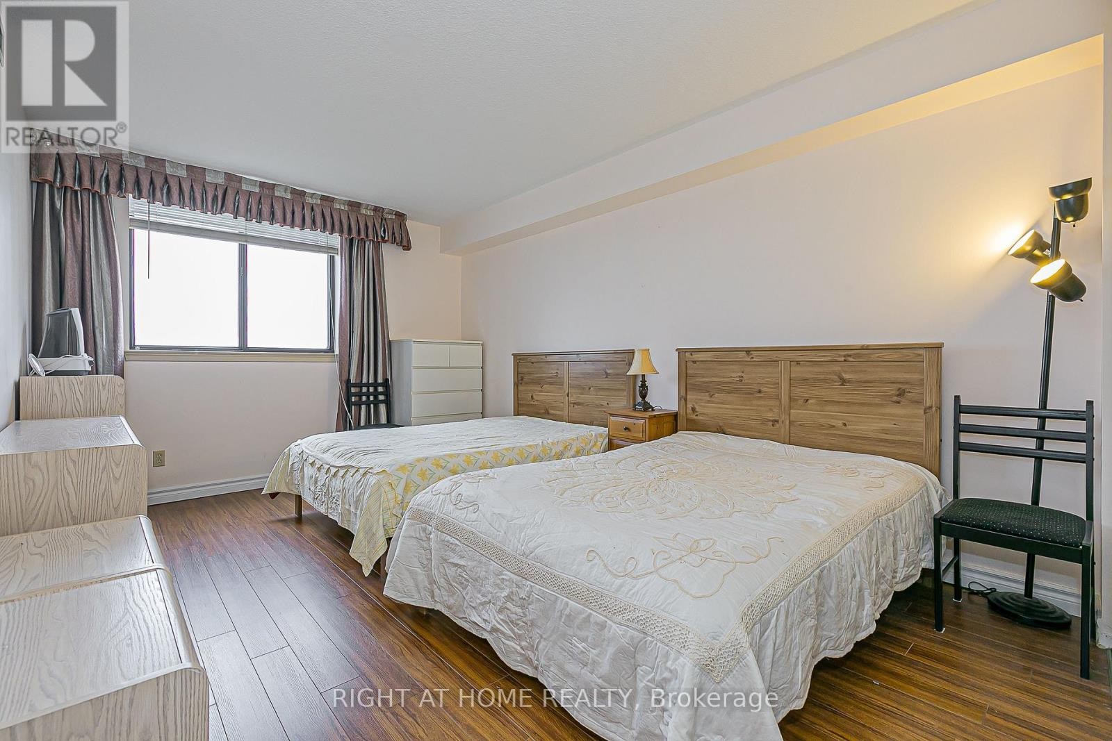 












802 - 55 BAMBURGH CIRCLE

,
Toronto (Steeles),




Ontario
M1W3V4

