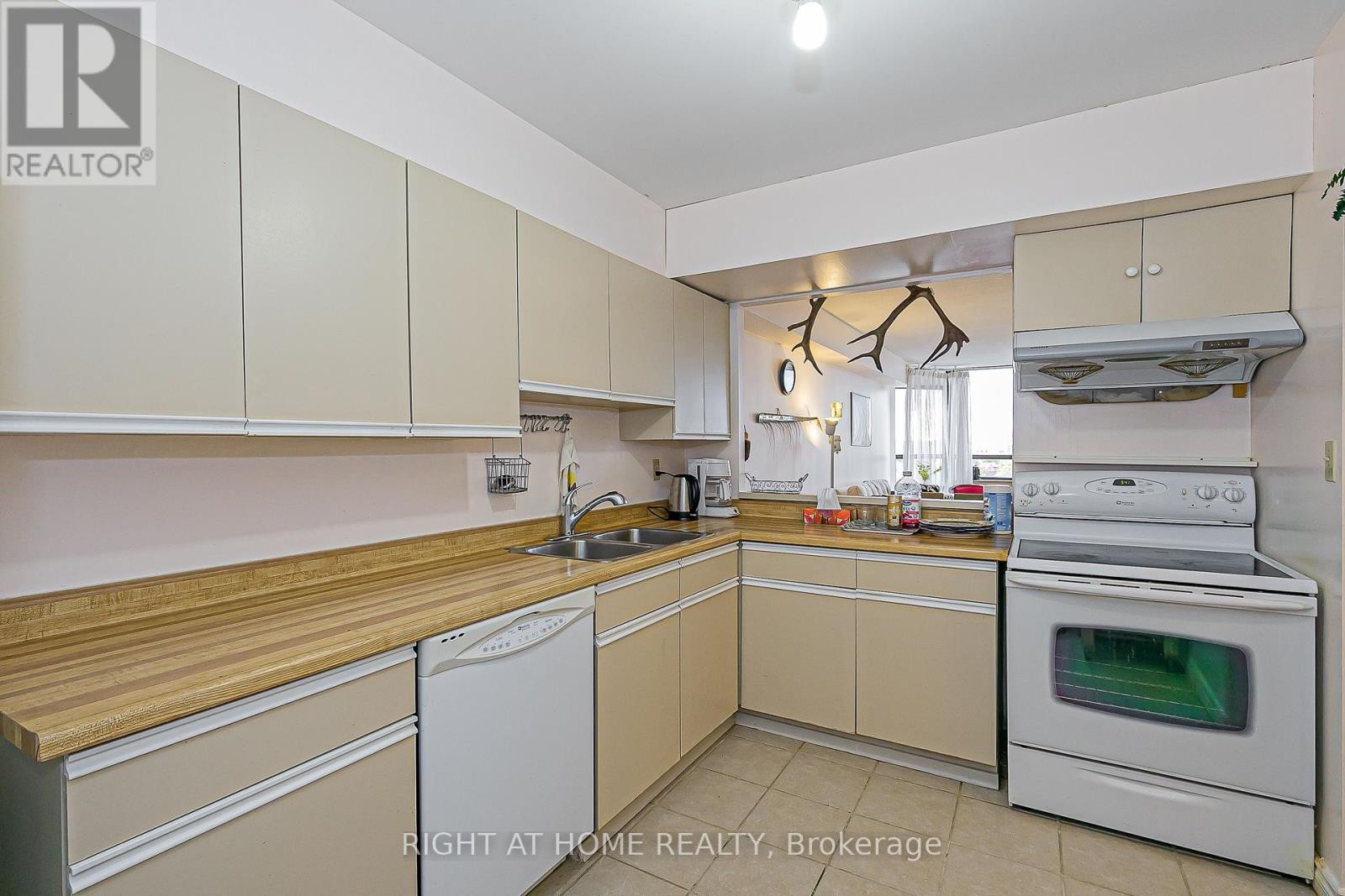 












802 - 55 BAMBURGH CIRCLE

,
Toronto (Steeles),




Ontario
M1W3V4

