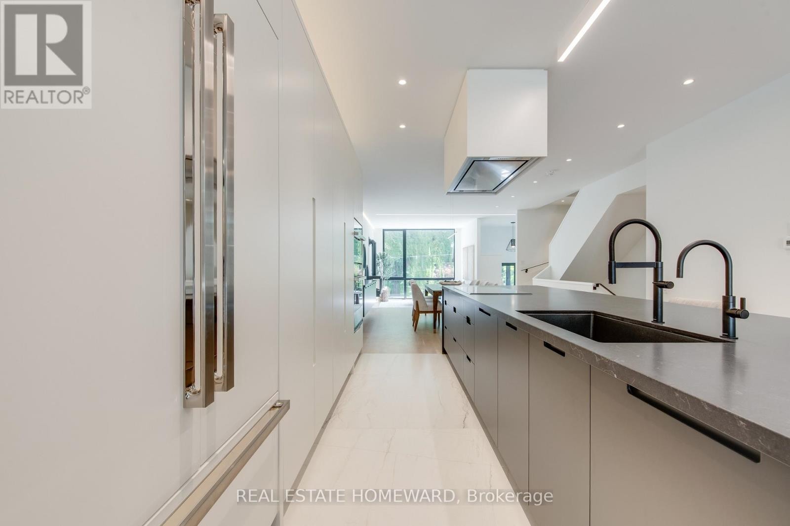 












174 KENILWORTH AVENUE

,
Toronto (The Beaches),




Ontario
M4L3S6

