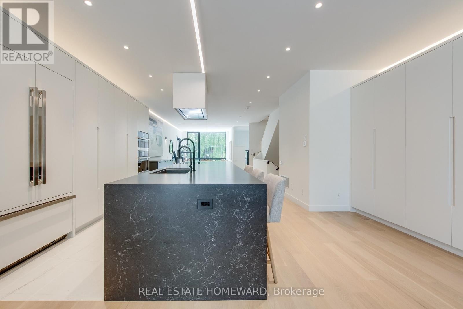 












174 KENILWORTH AVENUE

,
Toronto (The Beaches),




Ontario
M4L3S6

