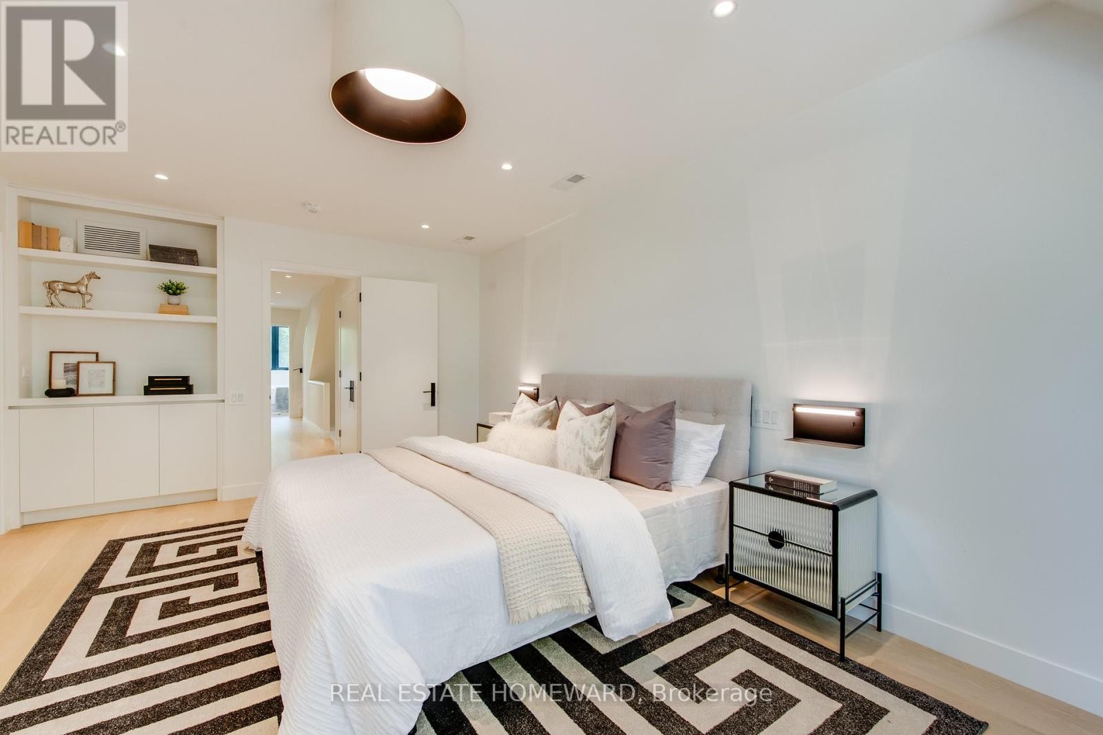 












174 KENILWORTH AVENUE

,
Toronto (The Beaches),




Ontario
M4L3S6

