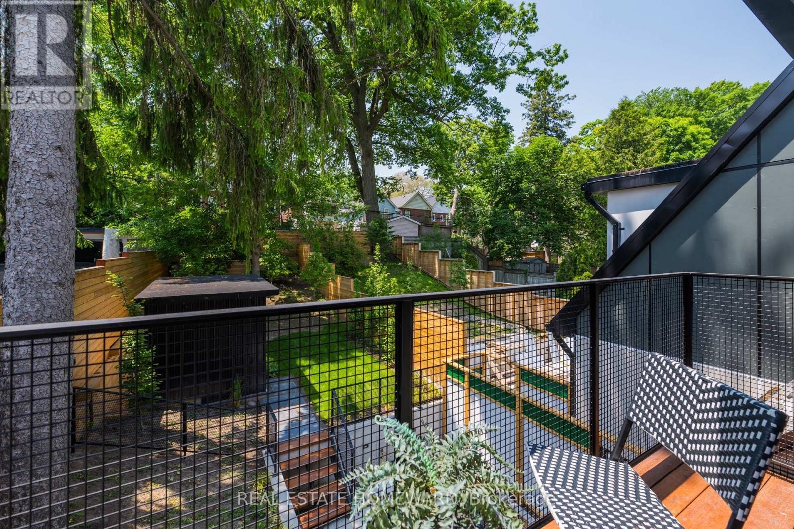 












174 KENILWORTH AVENUE

,
Toronto (The Beaches),




Ontario
M4L3S6

