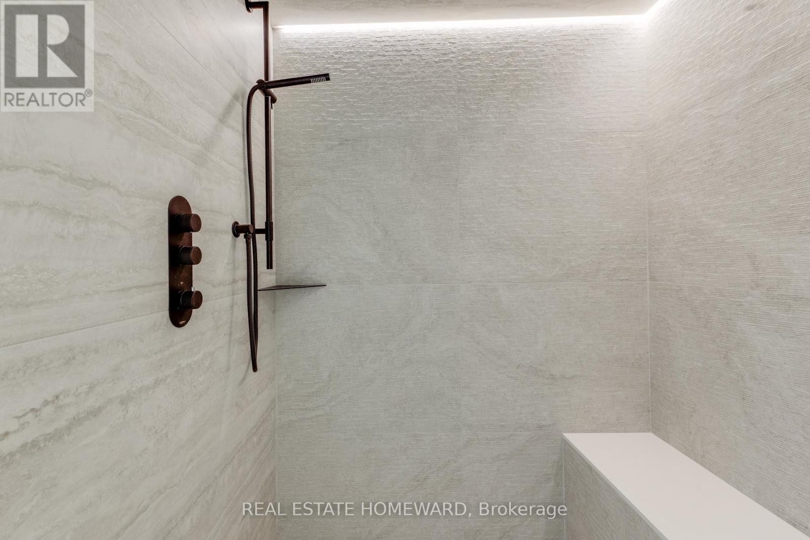 












174 KENILWORTH AVENUE

,
Toronto (The Beaches),




Ontario
M4L3S6

