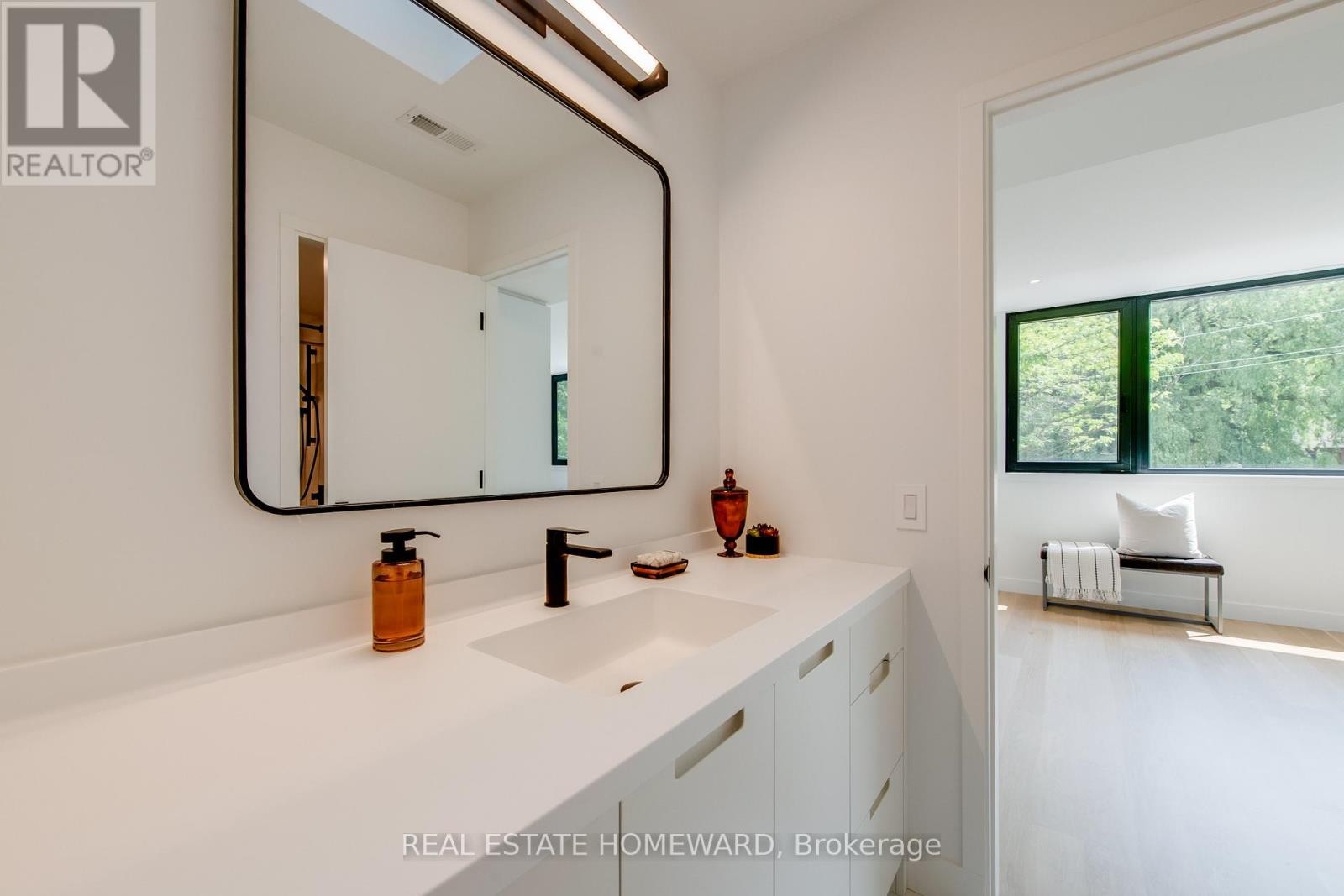 












174 KENILWORTH AVENUE

,
Toronto (The Beaches),




Ontario
M4L3S6

