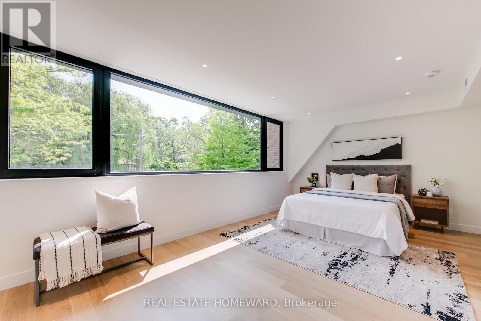 












174 KENILWORTH AVENUE

,
Toronto (The Beaches),




Ontario
M4L3S6

