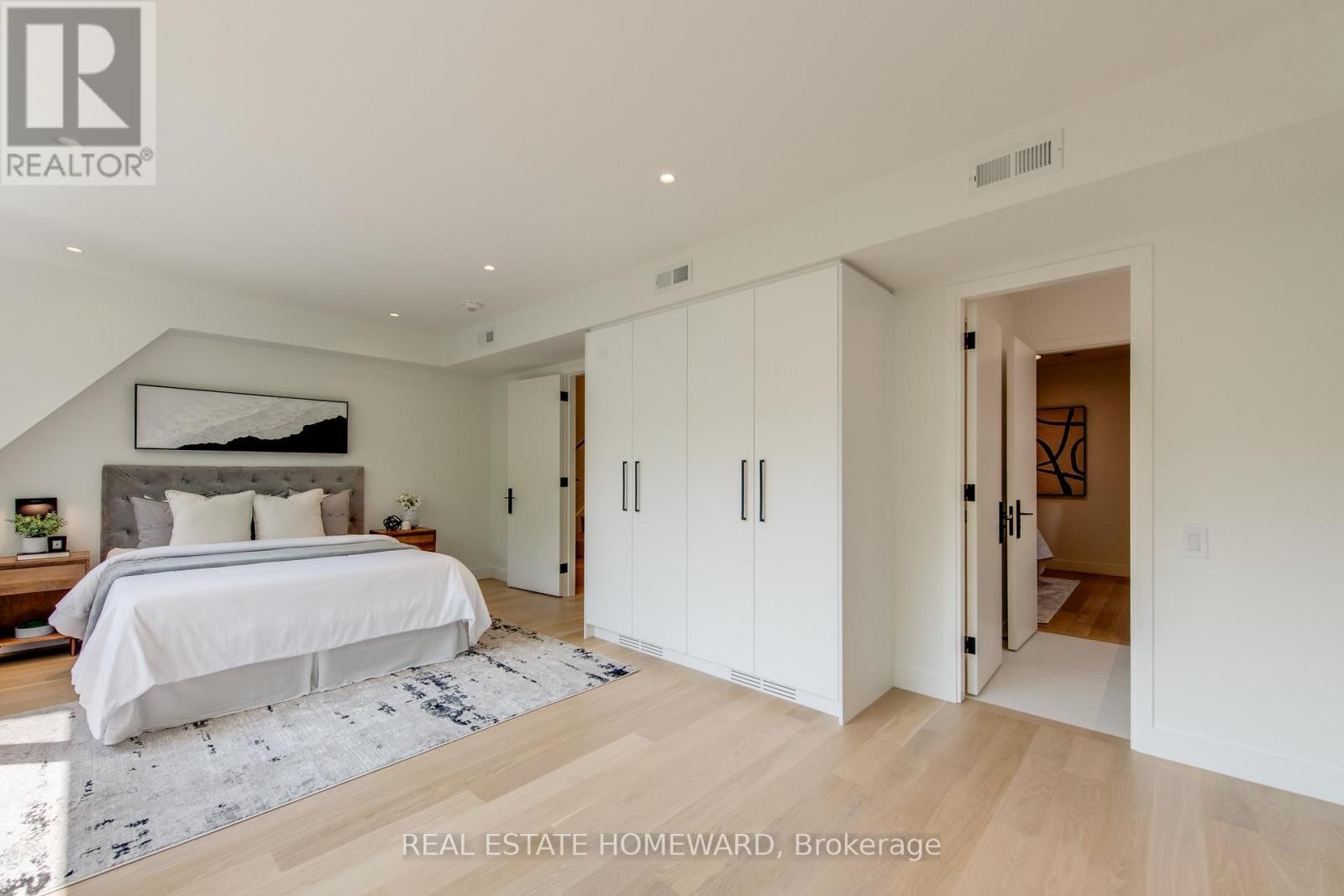 












174 KENILWORTH AVENUE

,
Toronto (The Beaches),




Ontario
M4L3S6

