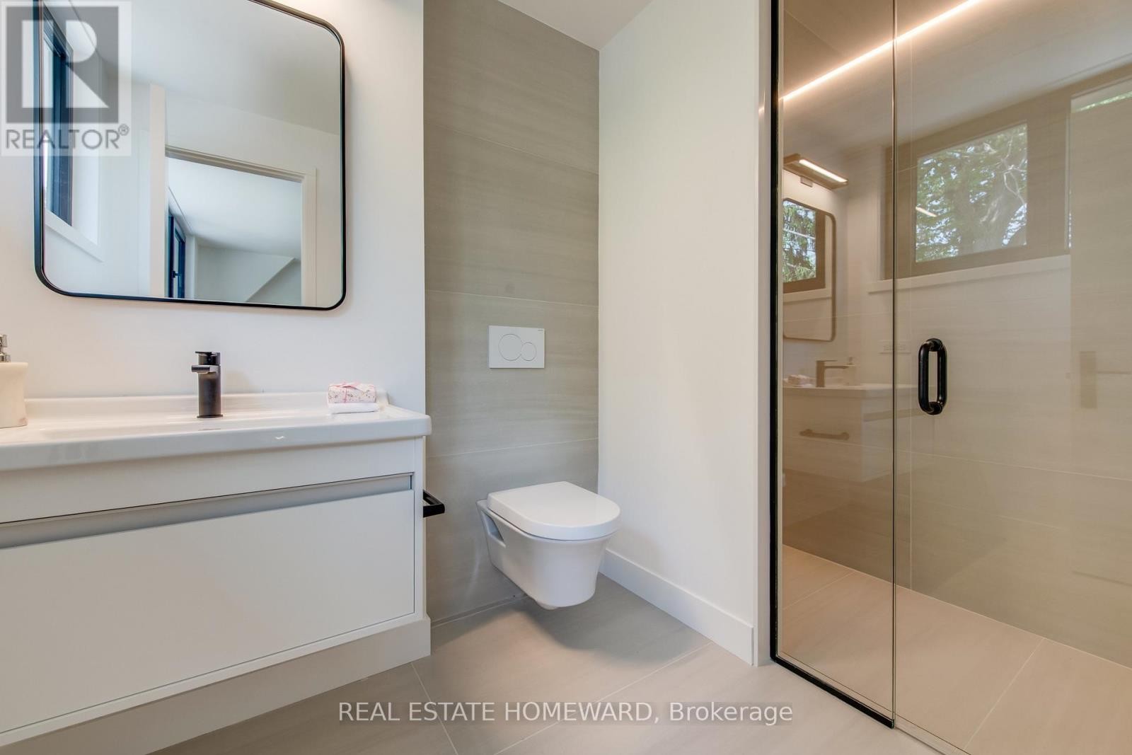 












174 KENILWORTH AVENUE

,
Toronto (The Beaches),




Ontario
M4L3S6

