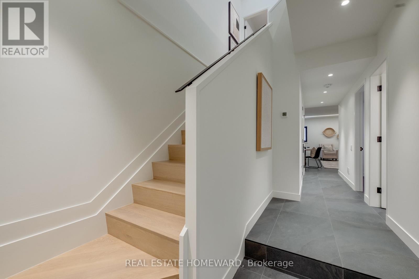 












174 KENILWORTH AVENUE

,
Toronto (The Beaches),




Ontario
M4L3S6

