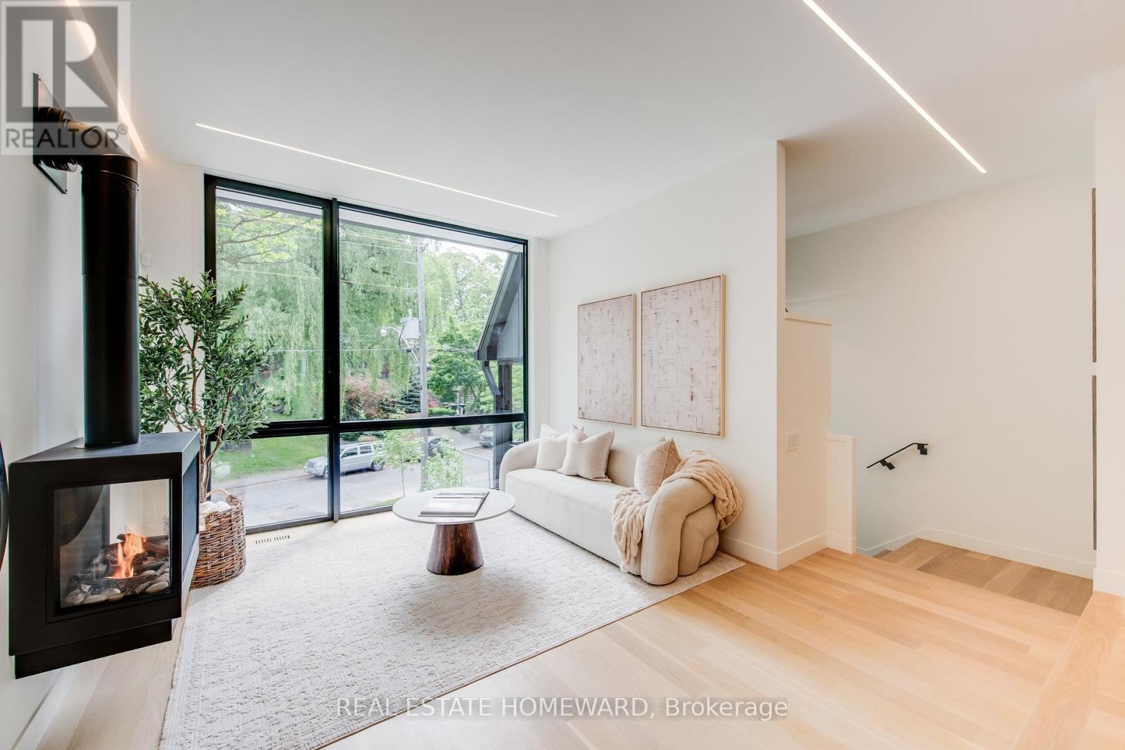 












174 KENILWORTH AVENUE

,
Toronto (The Beaches),




Ontario
M4L3S6

