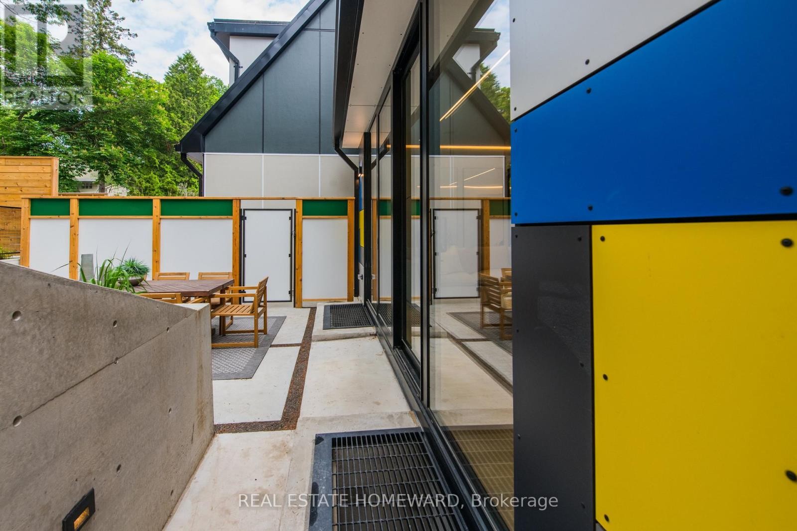 












174 KENILWORTH AVENUE

,
Toronto (The Beaches),




Ontario
M4L3S6

