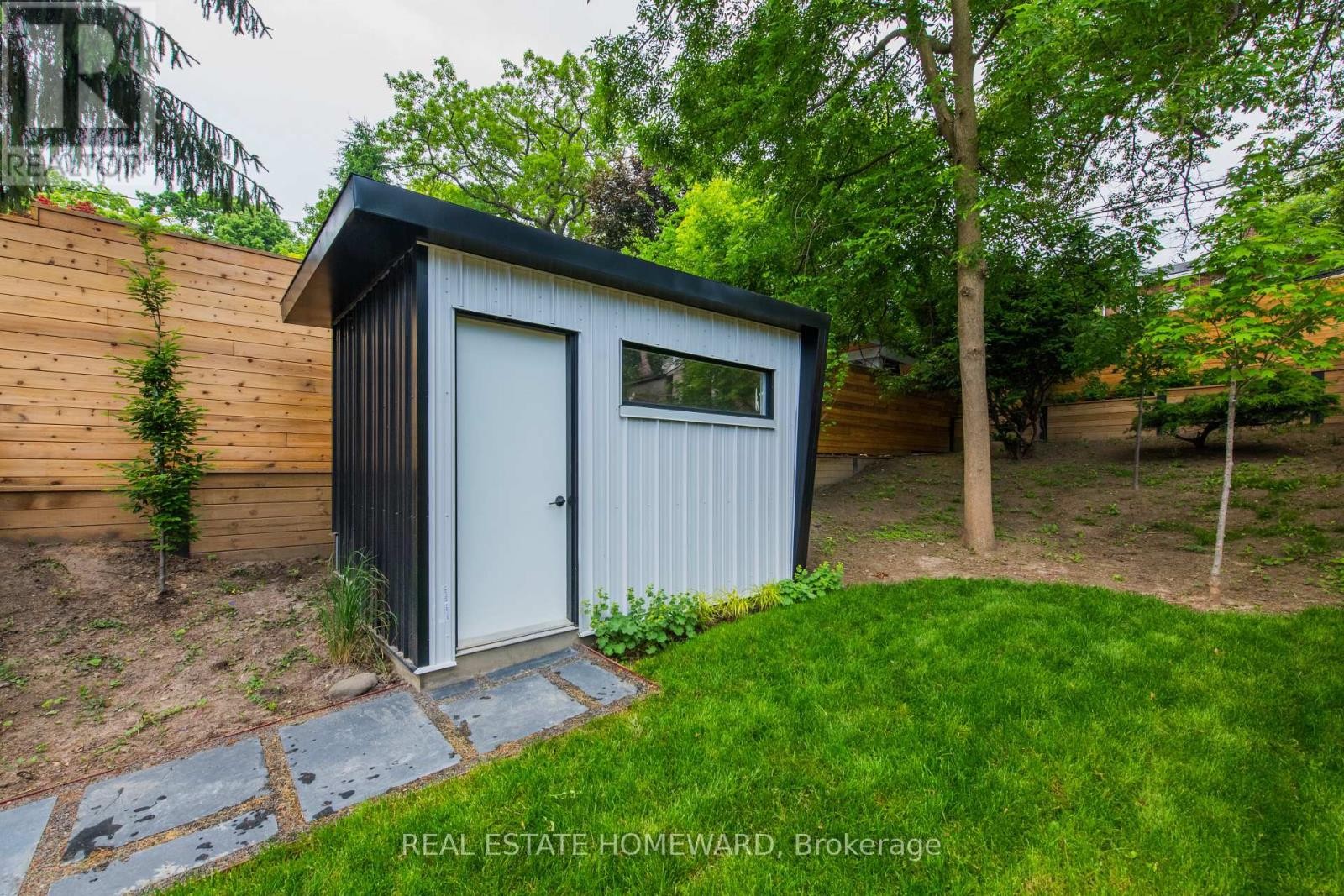 












174 KENILWORTH AVENUE

,
Toronto (The Beaches),




Ontario
M4L3S6

