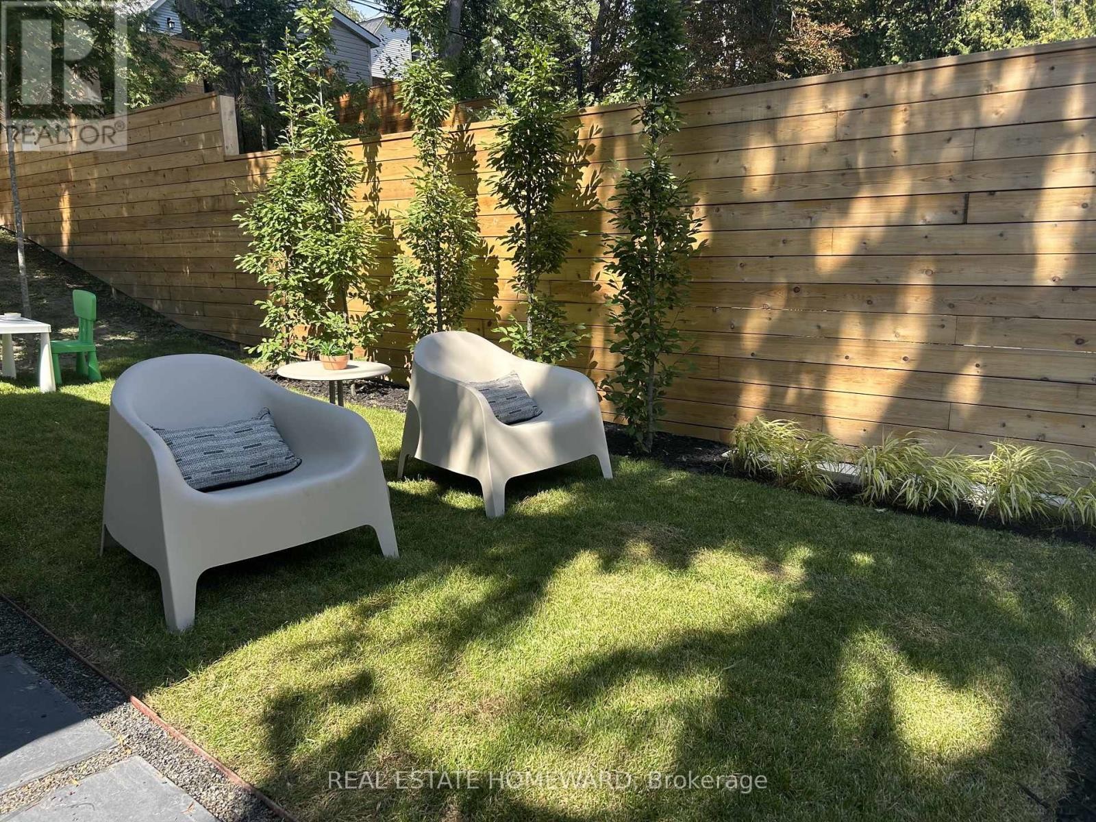 












174 KENILWORTH AVENUE

,
Toronto (The Beaches),




Ontario
M4L3S6

