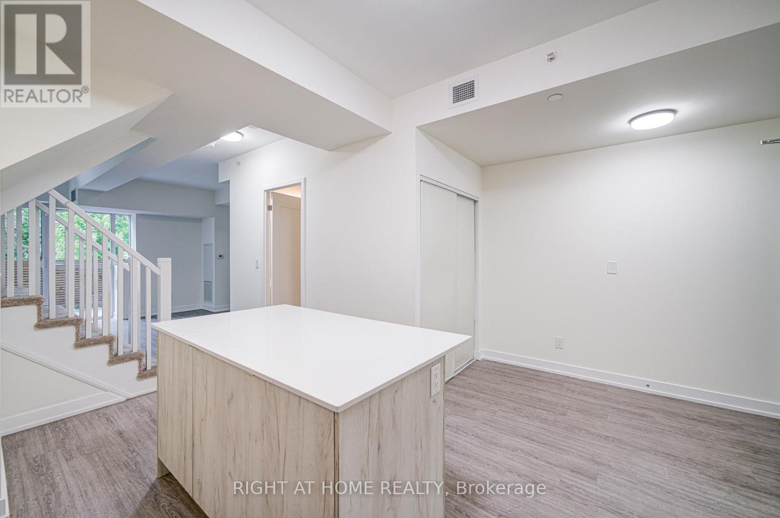 












TH03 - 1350 KINGSTON ROAD

,
Toronto (Birchcliffe-Cliffside),




Ontario
M1N0B7

