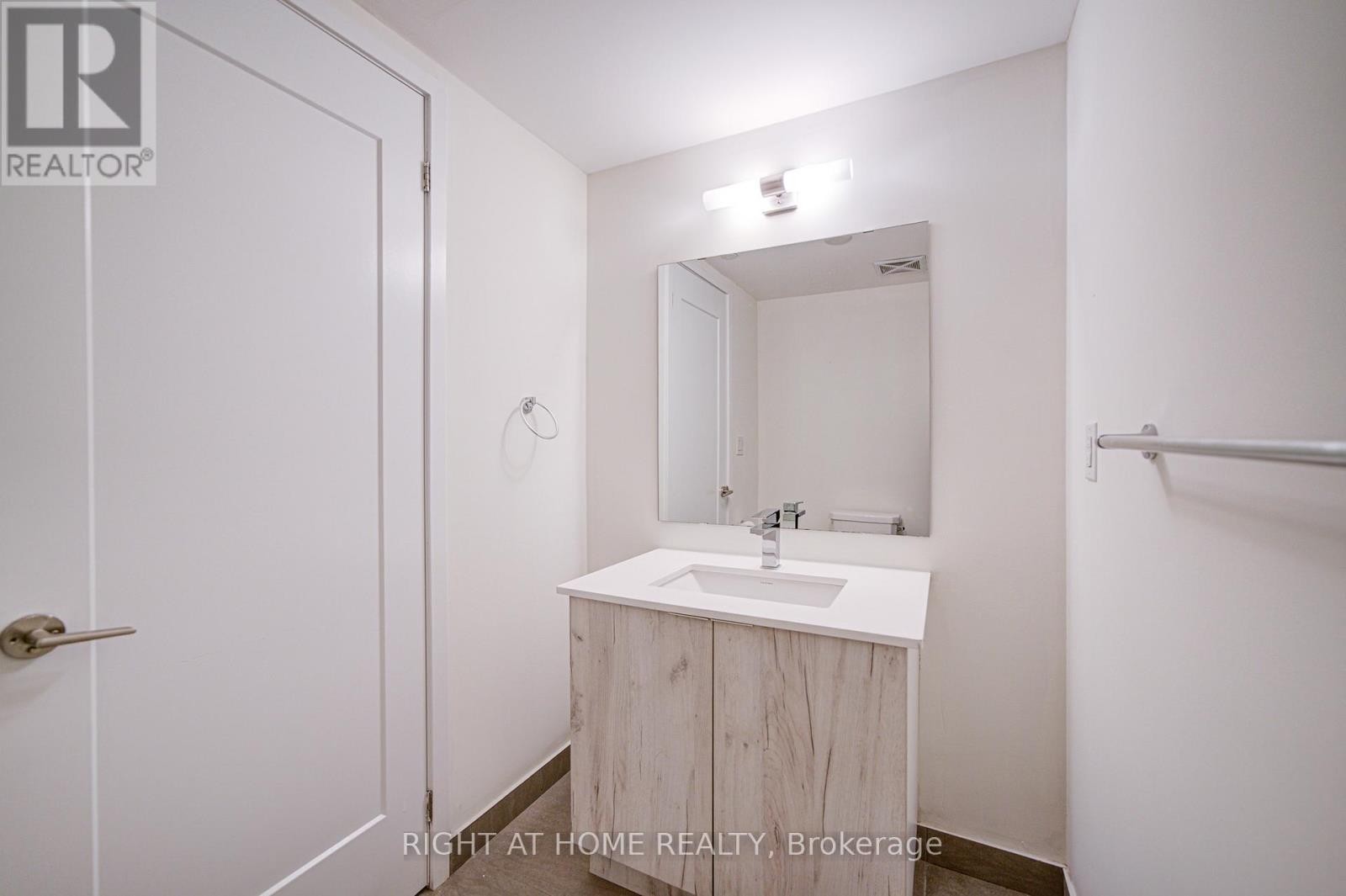 












TH03 - 1350 KINGSTON ROAD

,
Toronto (Birchcliffe-Cliffside),




Ontario
M1N0B7

