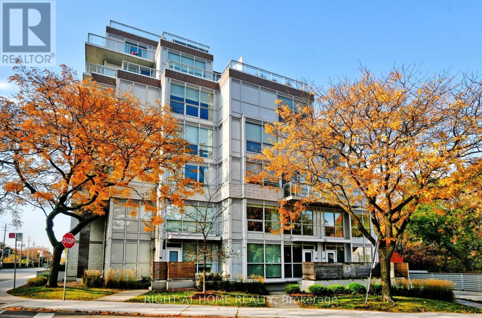 












TH03 - 1350 KINGSTON ROAD

,
Toronto (Birchcliffe-Cliffside),




Ontario
M1N0B7

