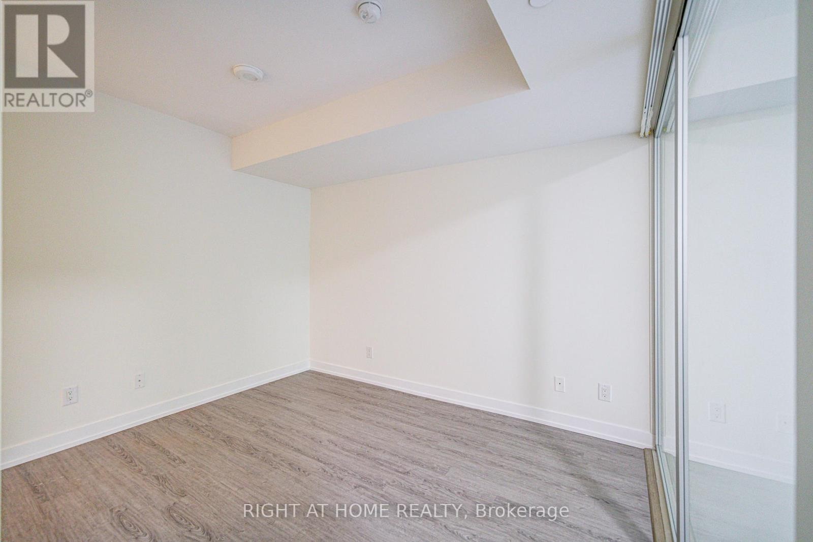 












TH03 - 1350 KINGSTON ROAD

,
Toronto (Birchcliffe-Cliffside),




Ontario
M1N0B7

