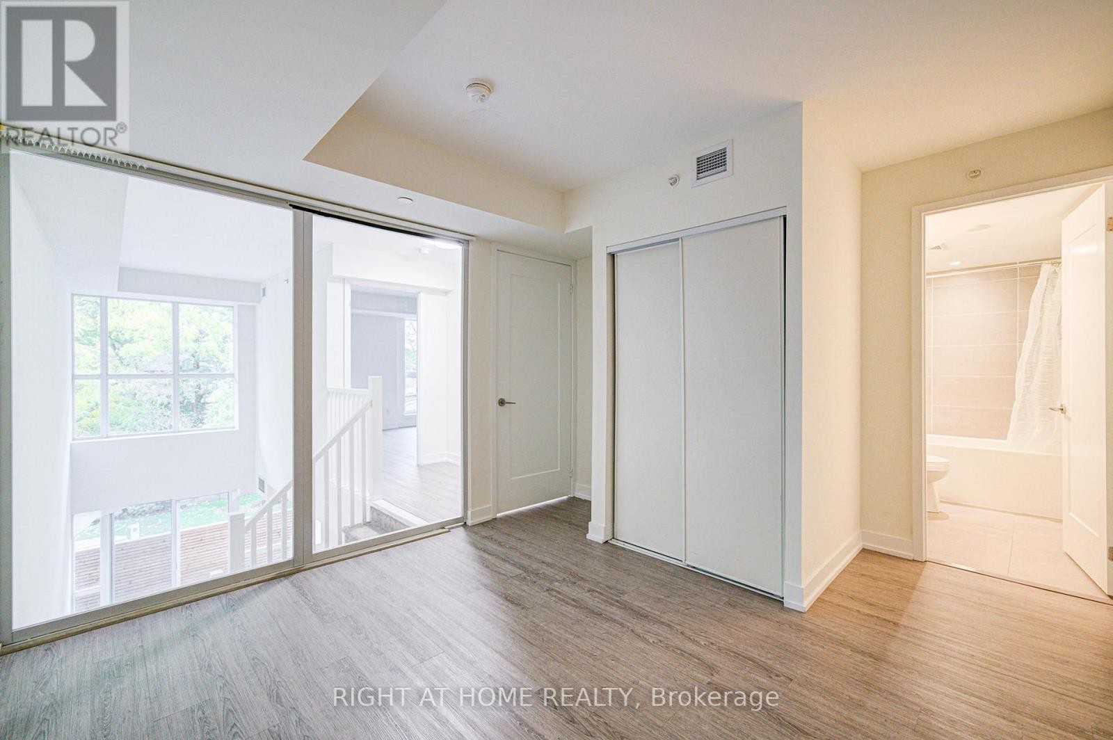 












TH03 - 1350 KINGSTON ROAD

,
Toronto (Birchcliffe-Cliffside),




Ontario
M1N0B7

