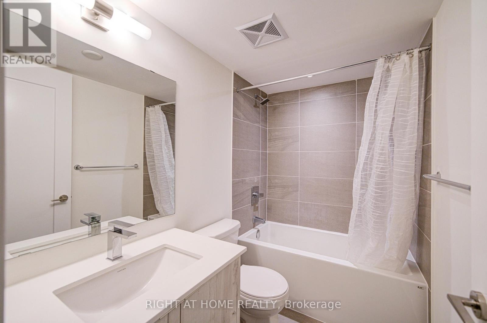 












TH03 - 1350 KINGSTON ROAD

,
Toronto (Birchcliffe-Cliffside),




Ontario
M1N0B7

