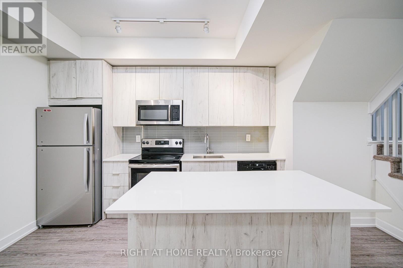 












TH03 - 1350 KINGSTON ROAD

,
Toronto (Birchcliffe-Cliffside),




Ontario
M1N0B7

