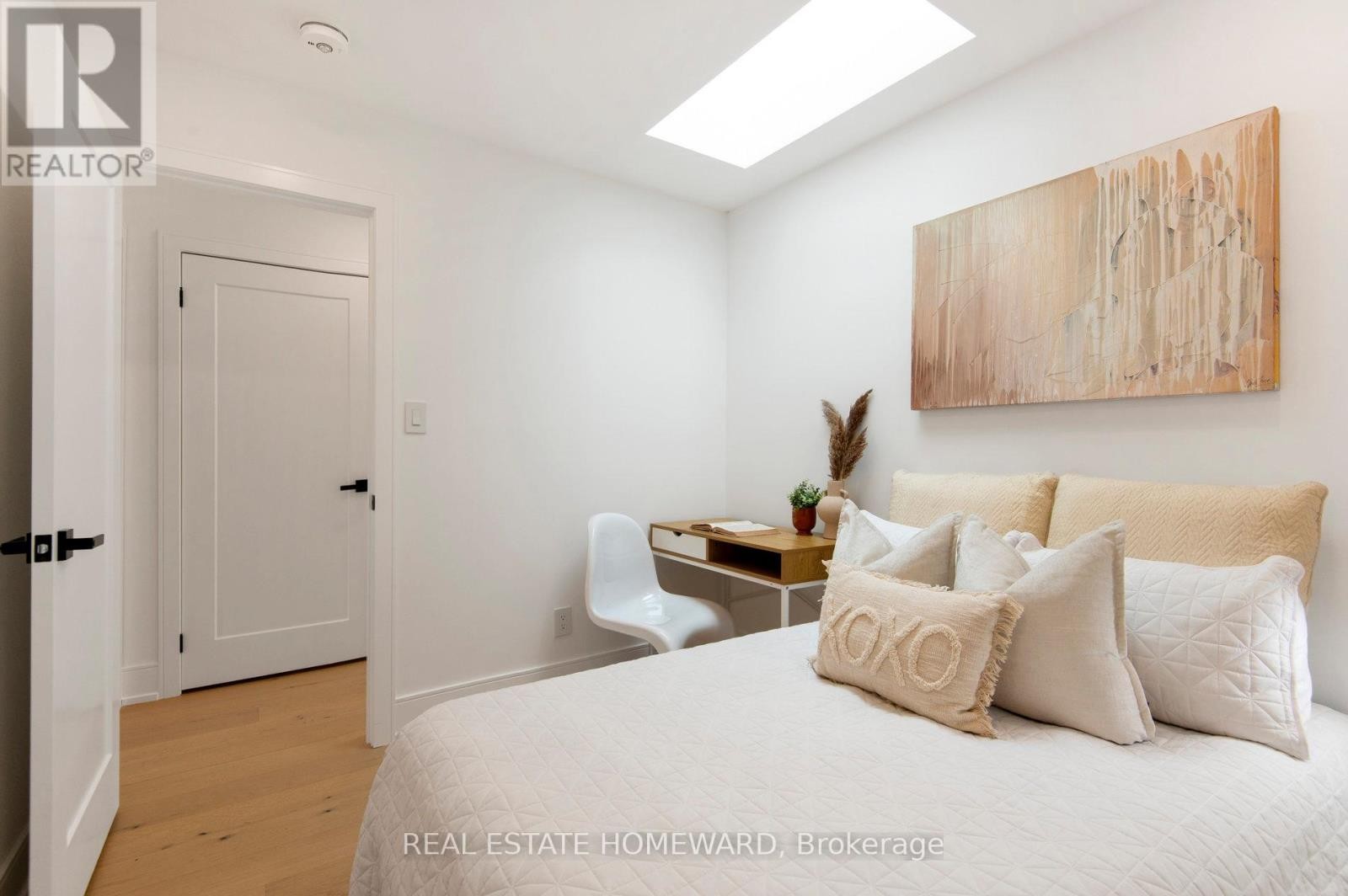 












32 WESTLAKE CRESCENT

,
Toronto (Woodbine-Lumsden),




Ontario
M4C2X2

