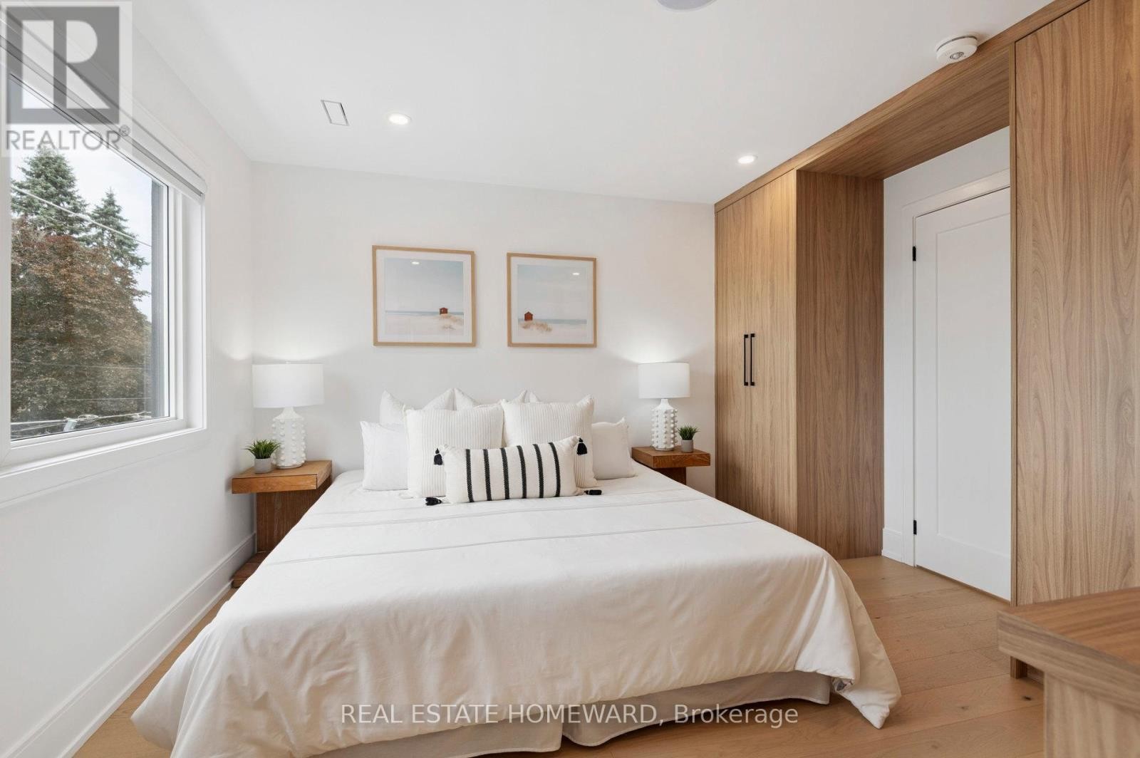 












32 WESTLAKE CRESCENT

,
Toronto (Woodbine-Lumsden),




Ontario
M4C2X2

