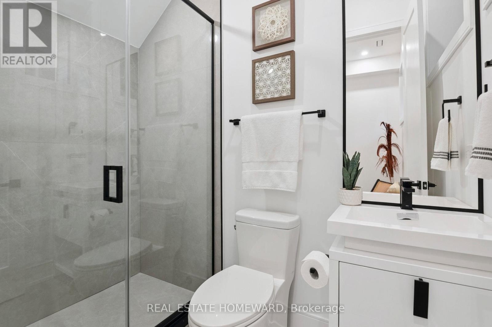 












32 WESTLAKE CRESCENT

,
Toronto (Woodbine-Lumsden),




Ontario
M4C2X2

