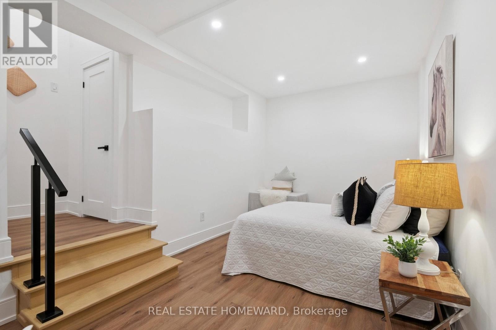 












32 WESTLAKE CRESCENT

,
Toronto (Woodbine-Lumsden),




Ontario
M4C2X2

