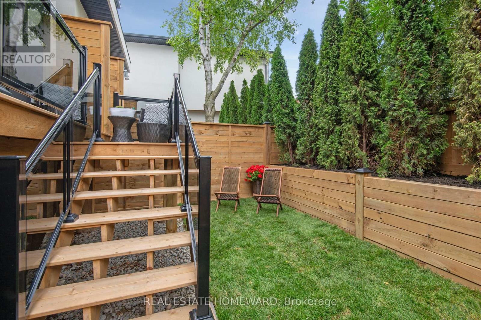 












32 WESTLAKE CRESCENT

,
Toronto (Woodbine-Lumsden),




Ontario
M4C2X2

