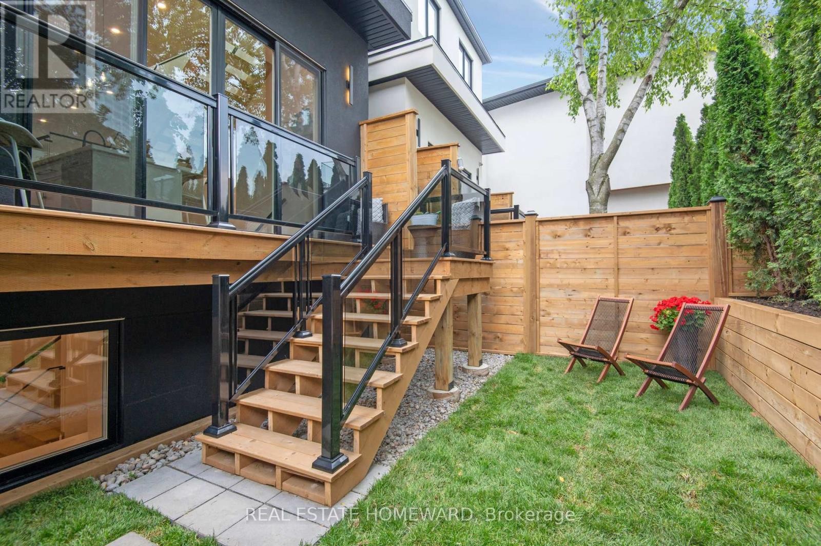 












32 WESTLAKE CRESCENT

,
Toronto (Woodbine-Lumsden),




Ontario
M4C2X2

