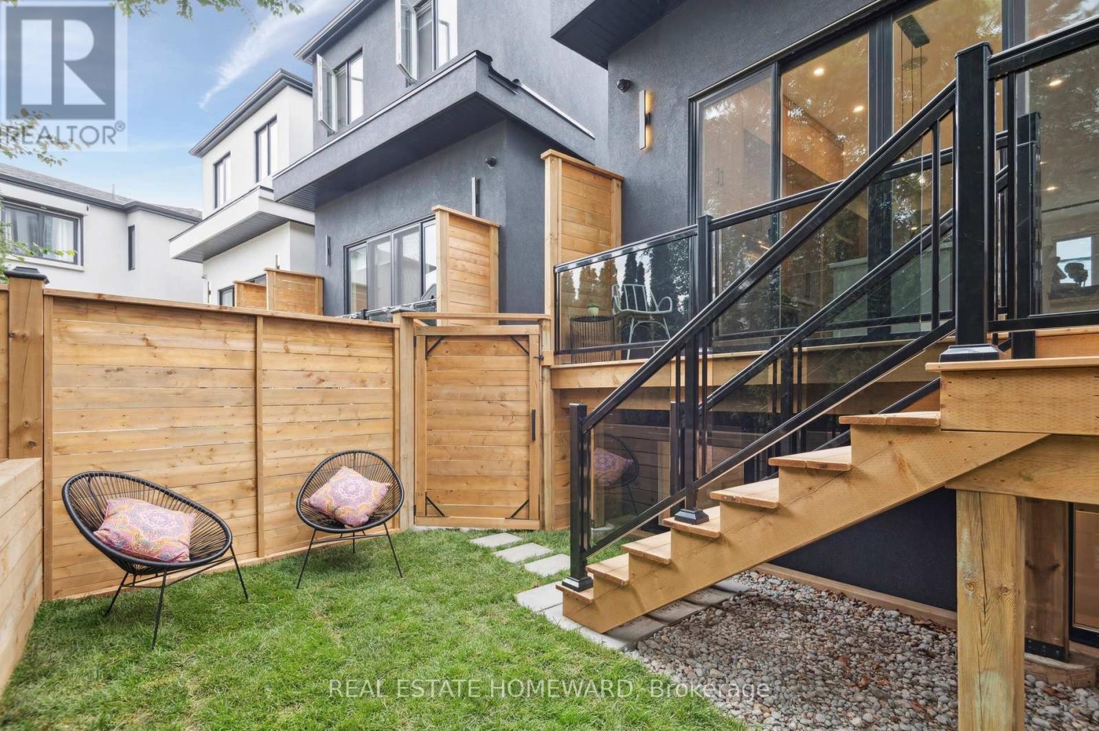 












32 WESTLAKE CRESCENT

,
Toronto (Woodbine-Lumsden),




Ontario
M4C2X2

