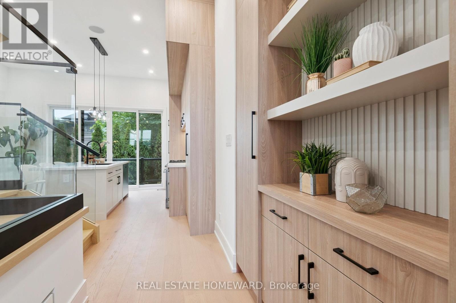 












32 WESTLAKE CRESCENT

,
Toronto (Woodbine-Lumsden),




Ontario
M4C2X2

