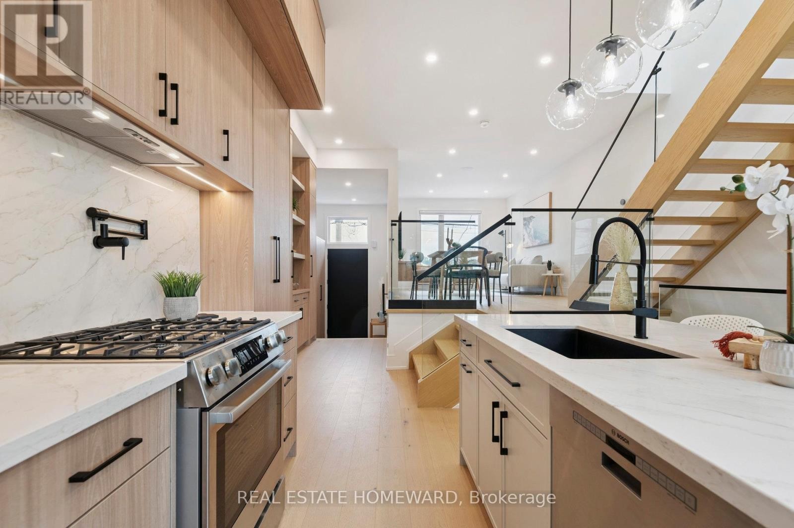 












32 WESTLAKE CRESCENT

,
Toronto (Woodbine-Lumsden),




Ontario
M4C2X2

