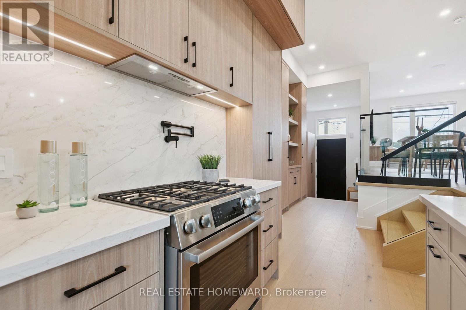 












32 WESTLAKE CRESCENT

,
Toronto (Woodbine-Lumsden),




Ontario
M4C2X2

