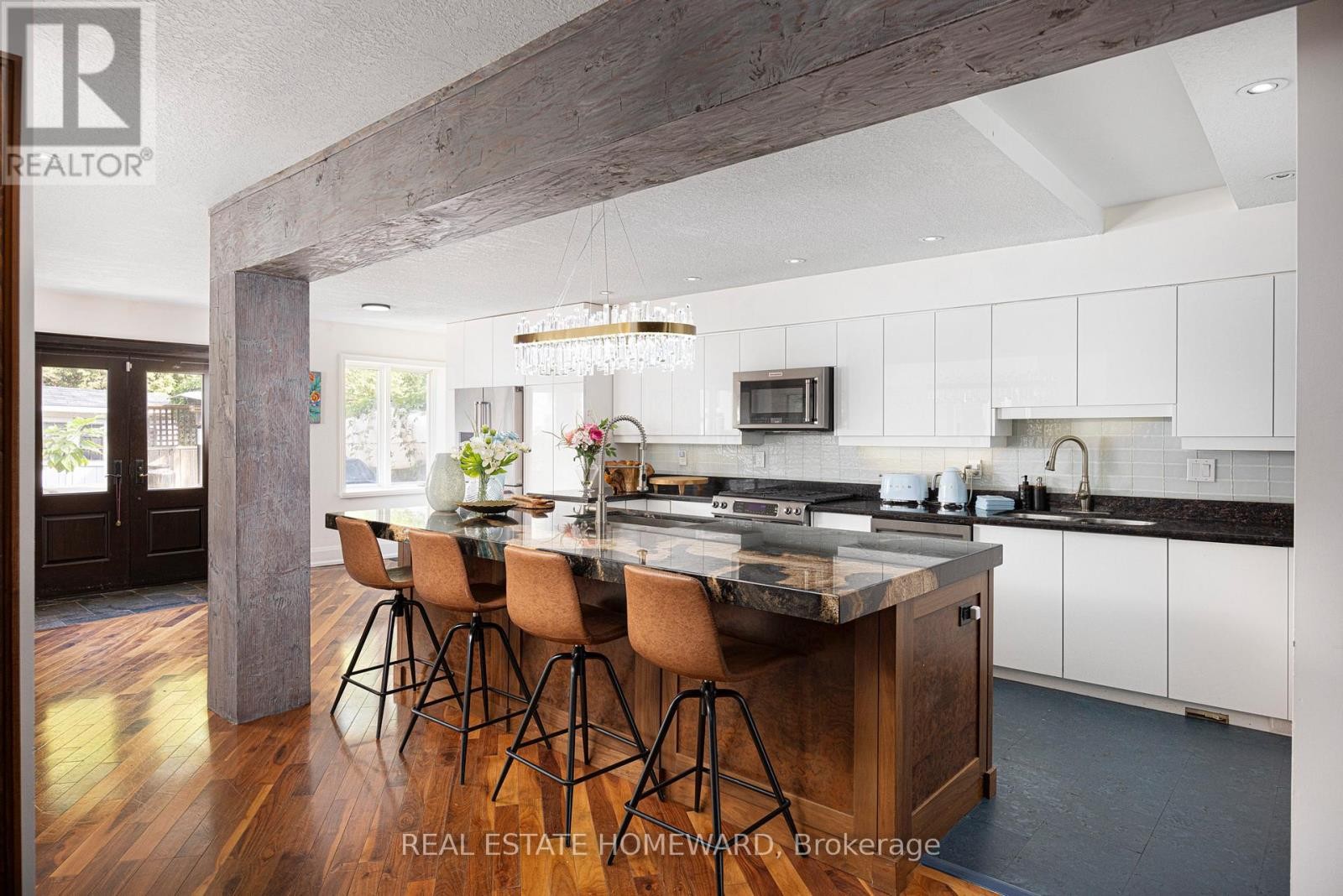 












2 PARK AVENUE

,
Toronto (The Beaches),




Ontario
M4E1B6

