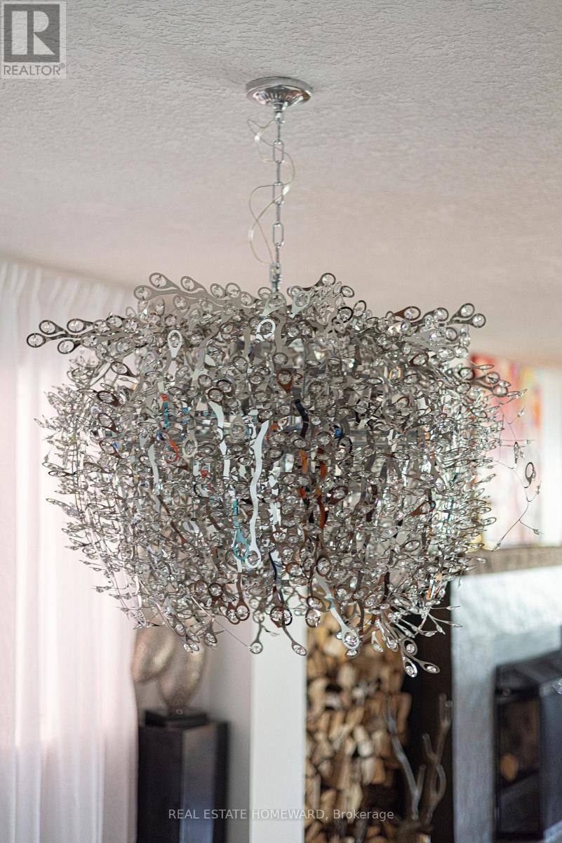 












2 PARK AVENUE

,
Toronto (The Beaches),




Ontario
M4E1B6

