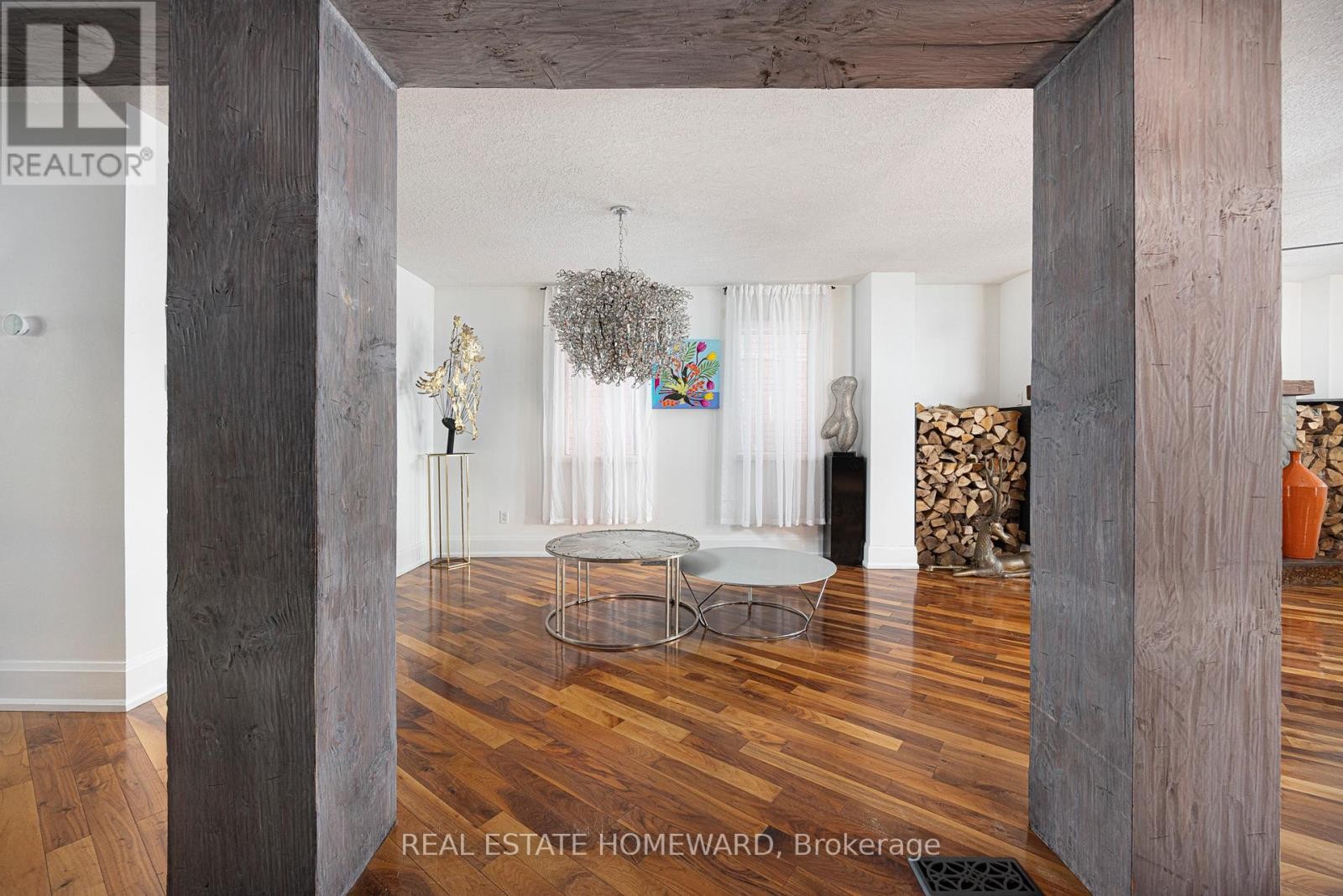 












2 PARK AVENUE

,
Toronto (The Beaches),




Ontario
M4E1B6

