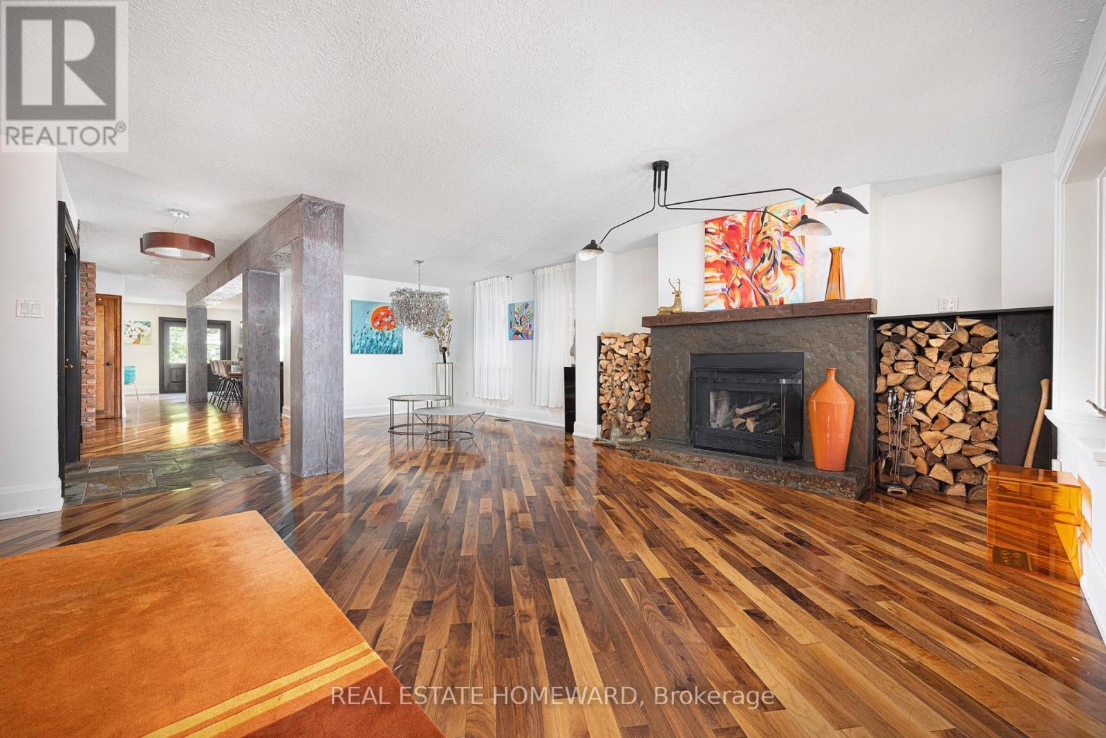 












2 PARK AVENUE

,
Toronto (The Beaches),




Ontario
M4E1B6

